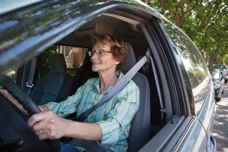 de-changements-pour-les-seniors-a-venir-en-2025-avec-le-permis-de-conduire-comment-reagir